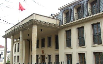 Čínská ambasáda v Praze na Twitteru učila, jak se řekne „demokracie“. Lidé se ptají, jak se řekne „genocida na Ujgurech”