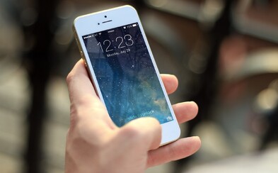 Čínské město zavedlo speciální semafory pro chodce hledící do mobilních telefonů. Závislost na smartphonech způsobuje čím dál více nehod Čínské město zavedlo speciální semafory pro chodce hledící do mobilních telefonů. Závislost na smartphonech způsobuje čím dál více nehod