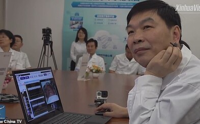 Čínsky chirurg operoval pacienta cez internet. Proti Parkinsonovej chorobe bojoval z diaľky 3 000 kilometrov Čínsky chirurg operoval pacienta cez internet. Proti Parkinsonovej chorobe bojoval z diaľky 3 000 kilometrov