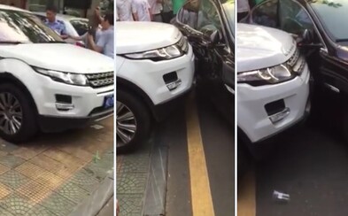 Čínsky šofér ti ukáže, ako sa (ne)vychádza z parkoviska. Odskákal si to Jaguar, ktorý ho zablokoval Čínsky šofér ti ukáže, ako sa (ne)vychádza z parkoviska. Odskákal si to Jaguar, ktorý ho zablokoval