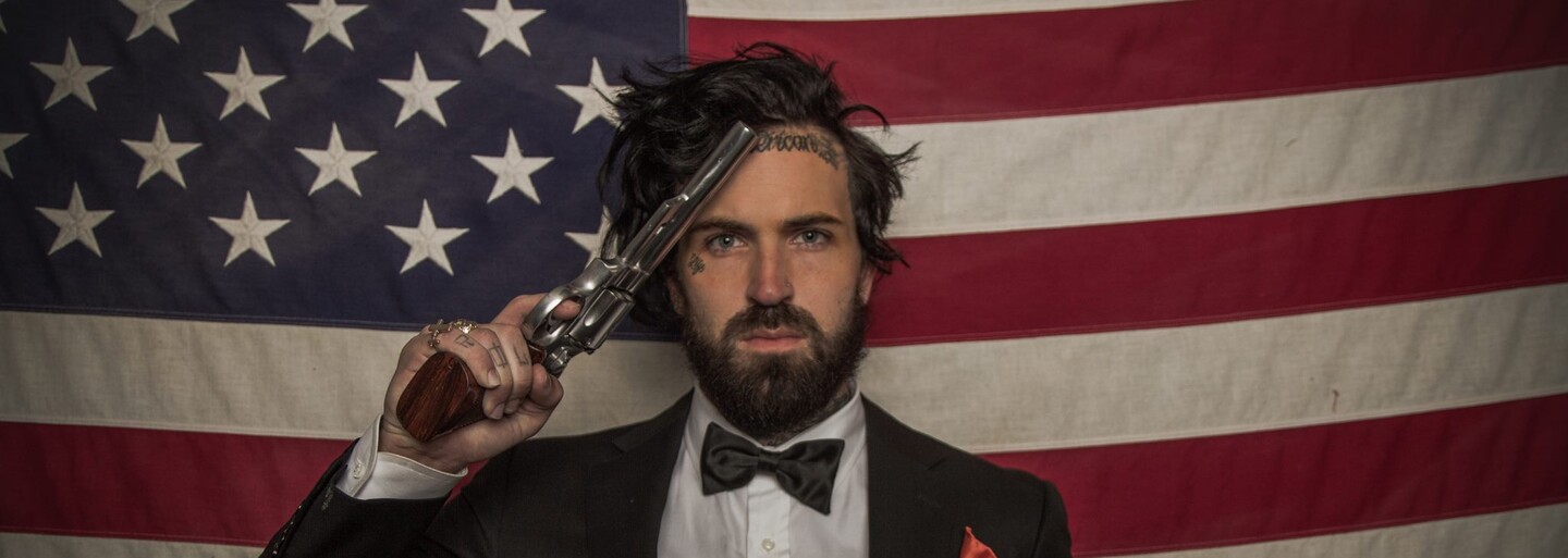 Cintorín či kostol. Aj tam sa vo videu na Best Friend Yelawolf a Eminem zamýšľajú nad tým, v čo veria