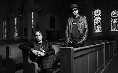 Hřbitov nebo kostel. I tam se ve videu na Best Friend Yelawolf a Eminem zamýšlejí nad tím, v co věří Hřbitov nebo kostel. I tam se ve videu na Best Friend Yelawolf a Eminem zamýšlejí nad tím, v co věří