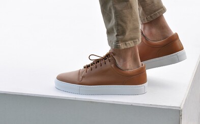 Čistý dizajn štýlových tenisiek ladí s casual outfitom aj k obleku. Aký príbeh stojí za úspešnou slovenskou značkou? Čistý dizajn štýlových tenisiek ladí s casual outfitom aj k obleku. Aký príbeh stojí za úspešnou slovenskou značkou?