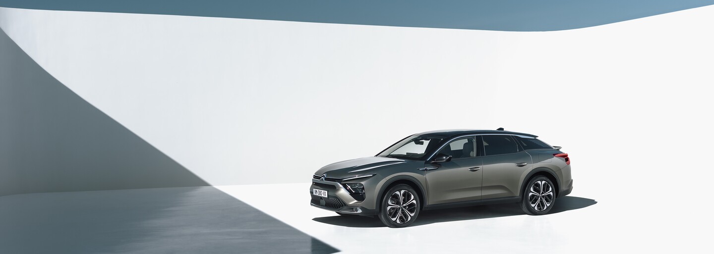 Citroën má novou vlajkovou loď. C5 X má svébytný design a výhradně benzinové a plug-in hybridní motory