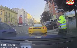 Cizinec ve Ferrari byl v Brně zastaven hlídkou za přestupek. Ukázalo se, že je hledaný po celé Evropě