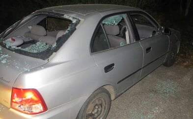 Cudzinec v Česku kladivom rozmlátil auto. Zrejme až potom si uvedomil, že je jeho Cudzinec v Česku kladivom rozmlátil auto. Zrejme až potom si uvedomil, že je jeho