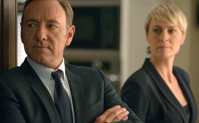 Claire Underwood, žena prezidenta Franka Underwooda, má pre obyvateľov USA pripravený odkaz. Získa ním manželovi potencionálnych voličov? Claire Underwood, žena prezidenta Franka Underwooda, má pre obyvateľov USA pripravený odkaz. Získa ním manželovi potencionálnych voličov?