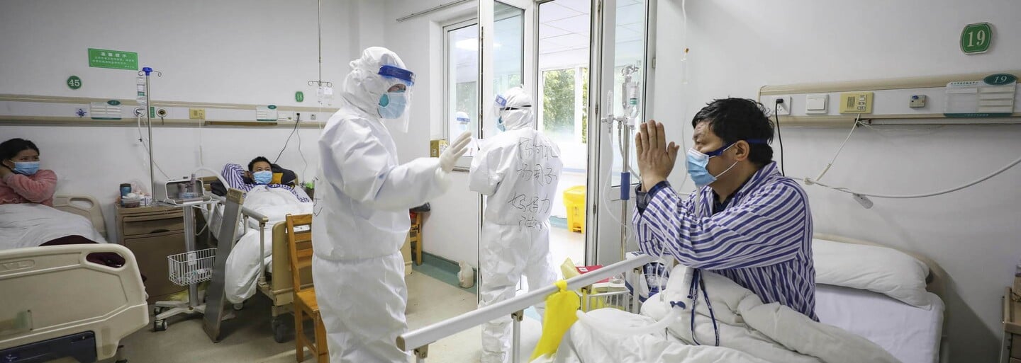 Co dělat, když koronavirus zasáhne Česko: Příznaky, jak se chránit, karanténa i zásoby léků, jídla a vody