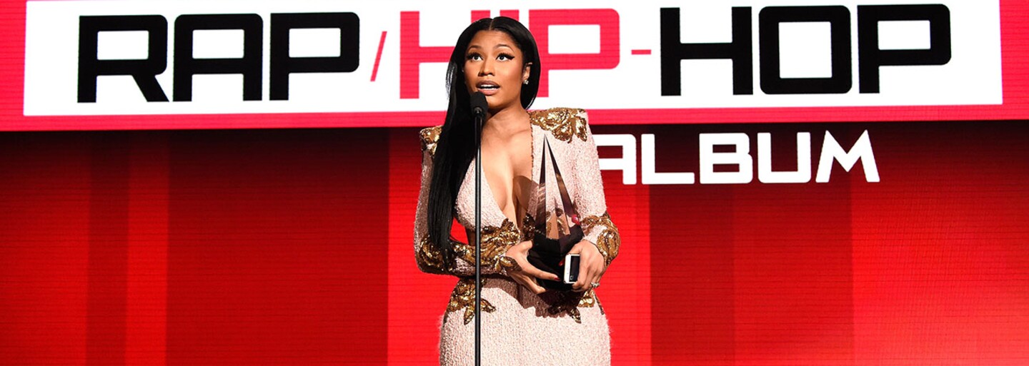 Čo mali oblečené celebrity na udeľovaní American Music Awards a kto si odniesol najviac cien?