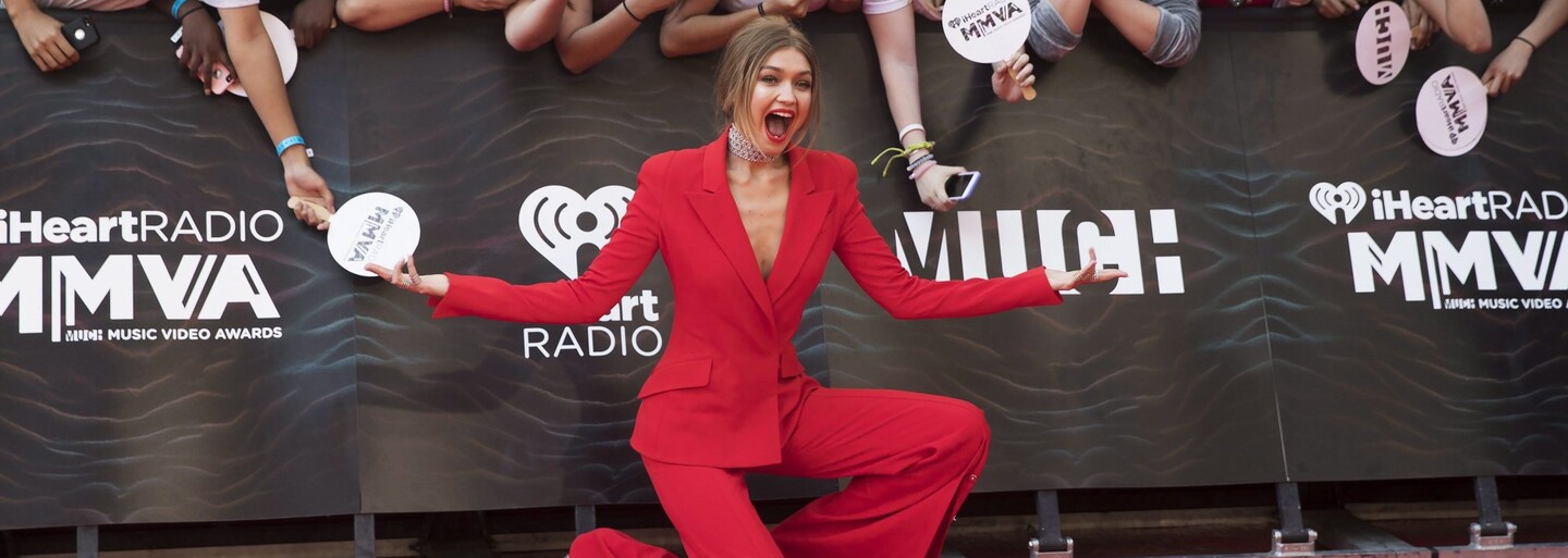 Co měly celebrity oblečené na iHeartRadio Much Music Video Awards?