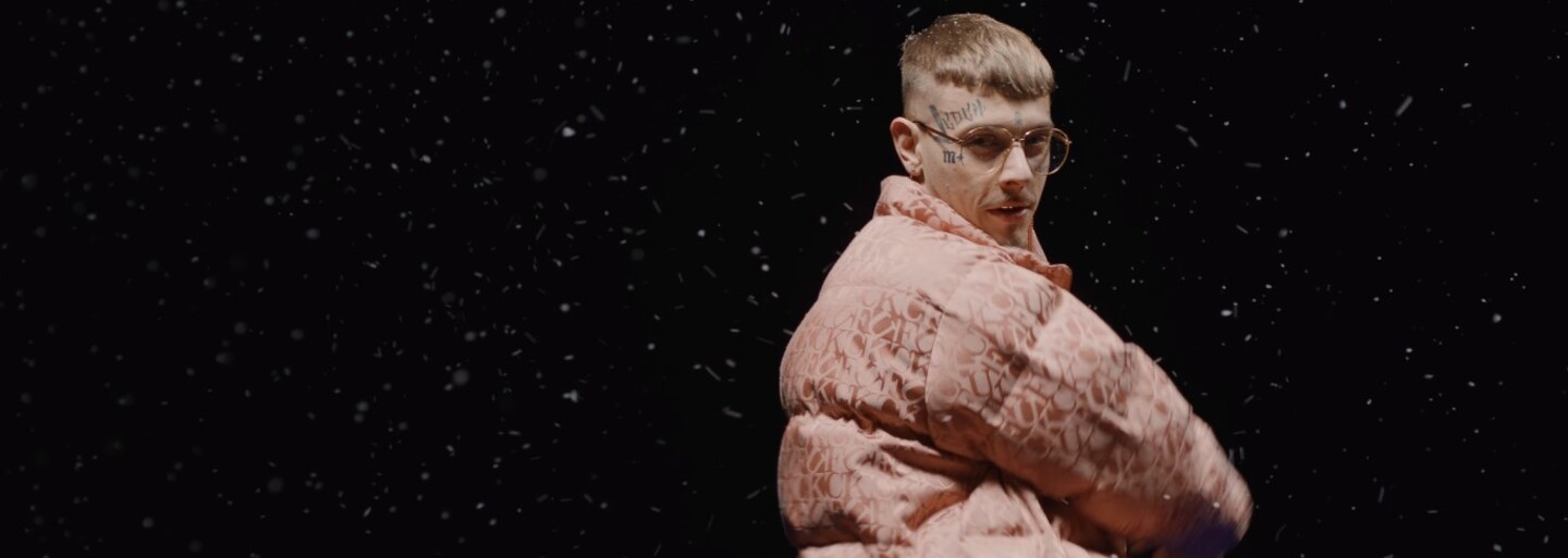 Co nosí nejrelevantněji se oblékající raper u nás? Rozebrali jsme outfity Yzomandiase