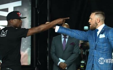 „Co děláš na pódiu se školní aktovkou? Vždyť ani neumíš číst!“ Na druhé tiskovce McGregor zazářil a Mayweatherovi absolutně nic nedaroval „Co děláš na pódiu se školní aktovkou? Vždyť ani neumíš číst!“ Na druhé tiskovce McGregor zazářil a Mayweatherovi absolutně nic nedaroval