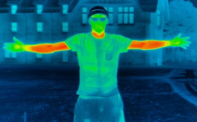 Čo sa deje s tvojím telom, keď sa vyzlečieš v mrznúcom počasí? Teplo sa začne rýchlo strácať Čo sa deje s tvojím telom, keď sa vyzlečieš v mrznúcom počasí? Teplo sa začne rýchlo strácať