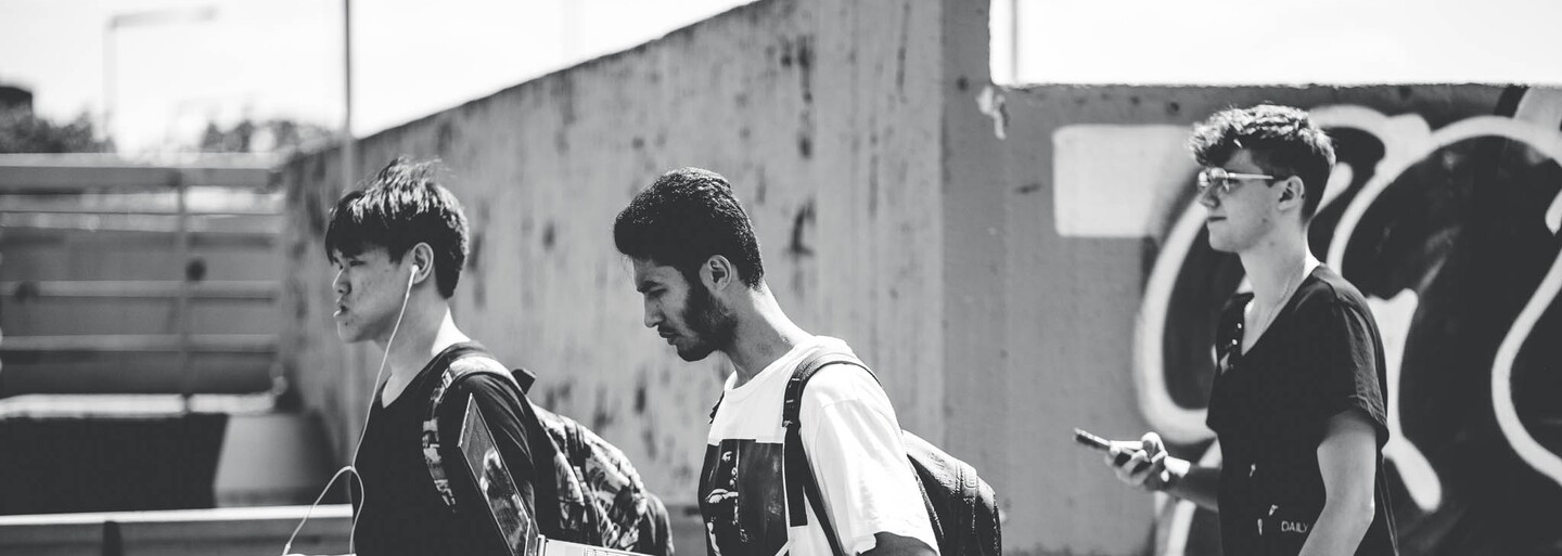 Co si oblékli módní nadšenci, kteří šli před Footshop bojovat o možnost koupě nových Yeezy? Podívej se na náš fotoreport