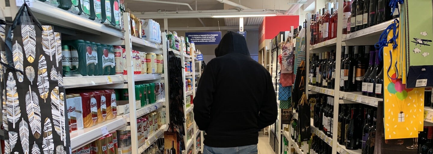 Čo Slováci kradnú v obchodoch a aké triky používajú? Supermarketov sme sa spýtali, či vieme produkty poľahky vyniesť z predajní