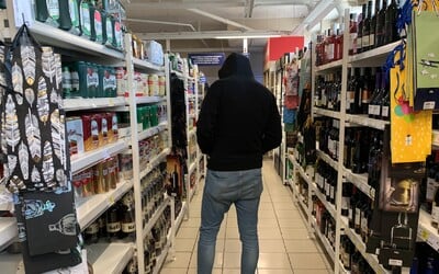 Čo Slováci kradnú v obchodoch a aké triky používajú? Supermarketov sme sa spýtali, či vieme produkty poľahky vyniesť z predajní