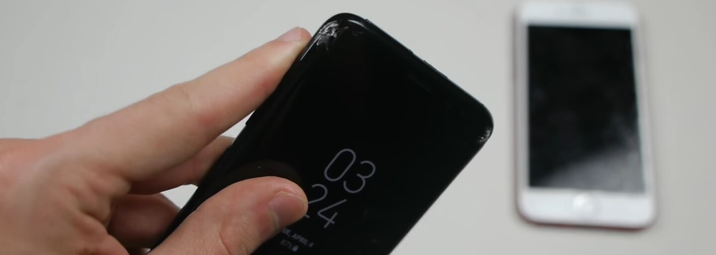 Čo všetko spraví s prémiovým telom Galaxy S8 tvrdý pád? V neľútostnom drop teste sa postavil tvárou tvár iPhonu 7