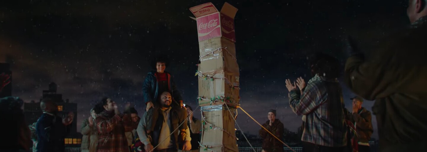 Coca-Cola má nový emotívny vianočný spot. Susedia v ňom pomáhajú chlapcovi stavať komín pre Santu