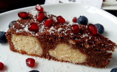 Čokoládová torta s kokosovými guľôčkami ťa očarí vzhľadom aj chuťou (Recept) Čokoládová torta s kokosovými guľôčkami ťa očarí vzhľadom aj chuťou (Recept)