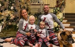 Conor McGregor bude mít další dítě. Bojovník to oznámil na rodinné fotce pod vánočním stromkem
