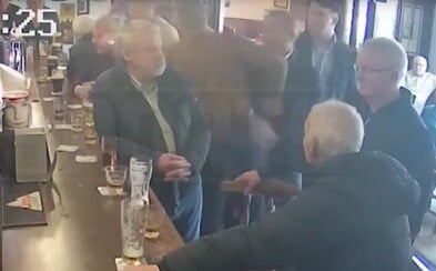 Conor McGregor dostal za napadení důchodce v baru pokutu 25 000 Kč Conor McGregor dostal za napadení důchodce v baru pokutu 25 000 Kč