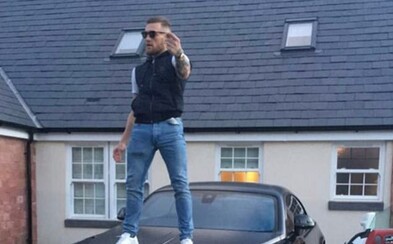 Conor McGregor si možná zavařil kvůli fotografii, na které stojí na luxusním autě Rolls-Royce. Jeho skutečný majitel se chce soudit Conor McGregor si možná zavařil kvůli fotografii, na které stojí na luxusním autě Rolls-Royce. Jeho skutečný majitel se chce soudit