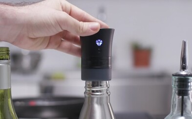 Cork je chytrý přenosný reproduktor, který využívá použité láhve od nápojů na zlepšení kvality zvuku Cork je chytrý přenosný reproduktor, který využívá použité láhve od nápojů na zlepšení kvality zvuku