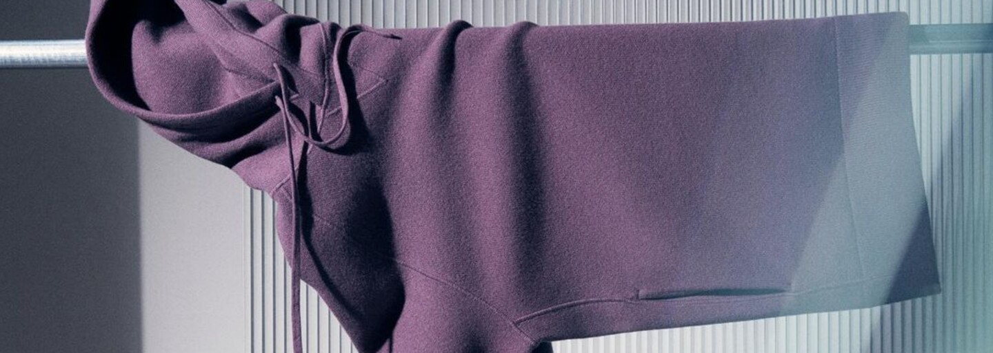 COS, Theory i Uniqlo. Tyto značky mají nejlepší základní modely triček, svetrů, košil či džín