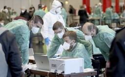 Covid-19 seslal Bůh, aby zachránil bělochy. Ostatní lidi zlikviduje jako plíseň a plevel, napsal slovinský web