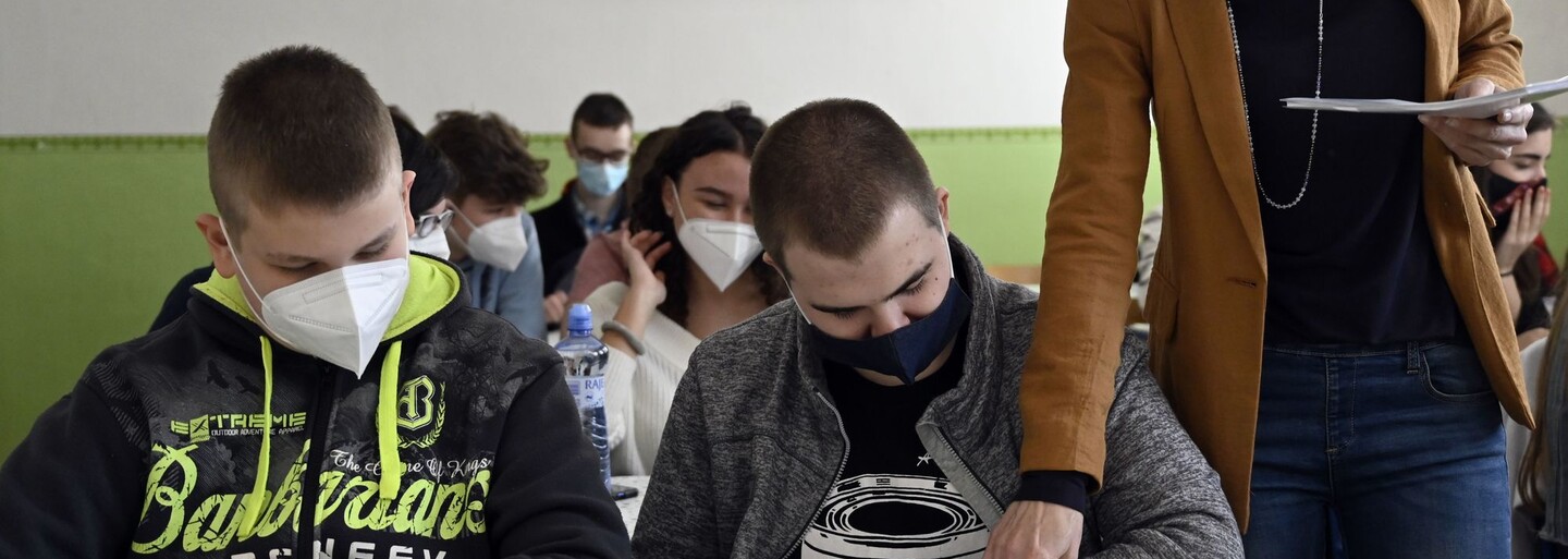 Covid sa medzi tínedžermi šíri trikrát rýchlejšie než medzi deťmi do 9 rokov. Pre tie je návrat do školy bezpečnejší