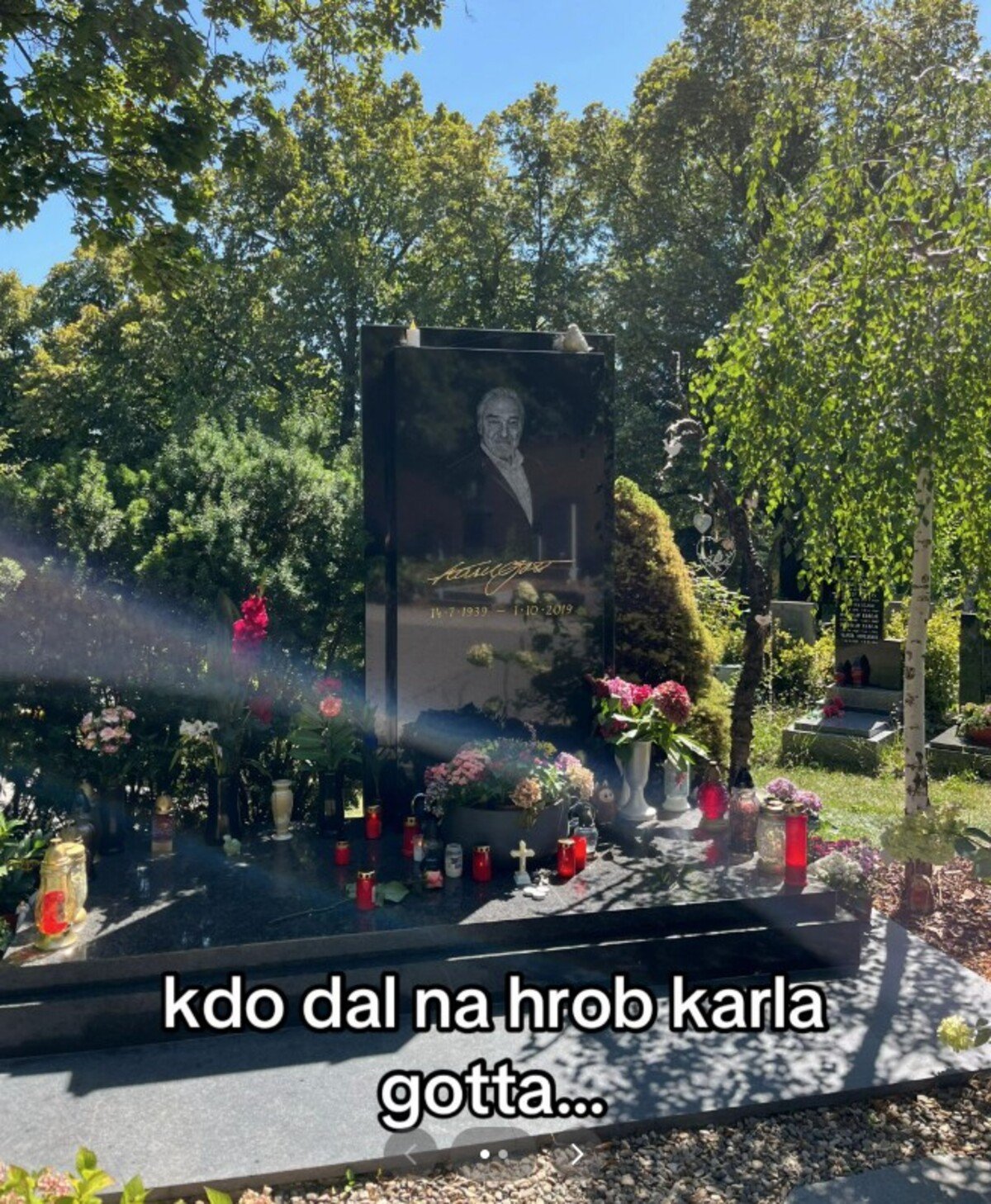 Labubu trend dorazil údajně i na hrob Karla Gotta
