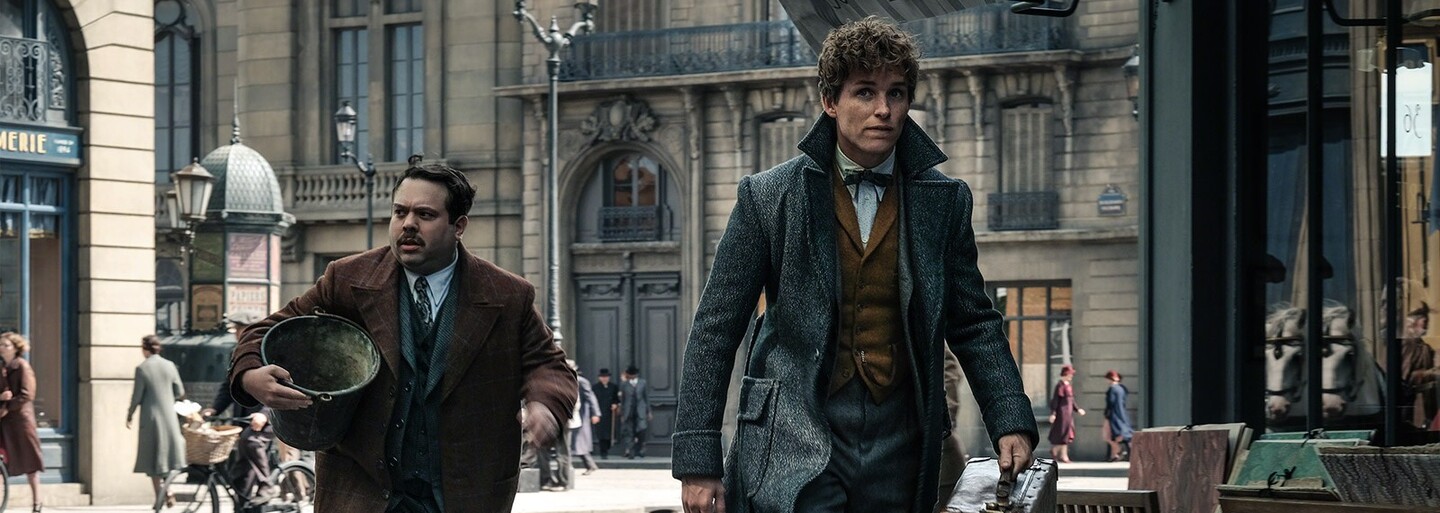 Credence sa v Paríži snaží zistiť, kým je, Grindelwald dáva dokopy armádu na zotročenie ľudstva a Newt sa ocitne v strede všetkého
