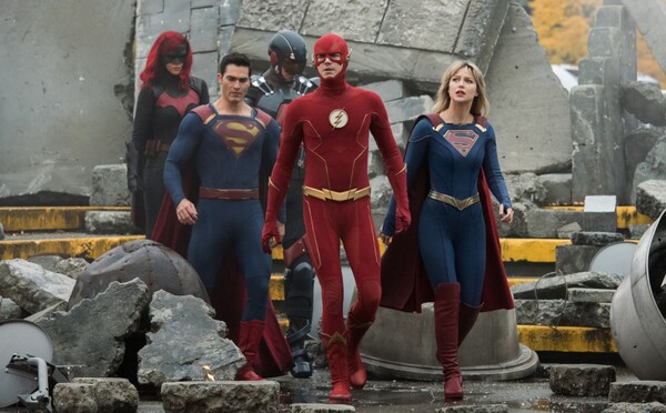 Crisis on Infinite Earths spája svety viacerých superhrdinov v jednom deji. Trailer ukazuje aj návrat Supermana