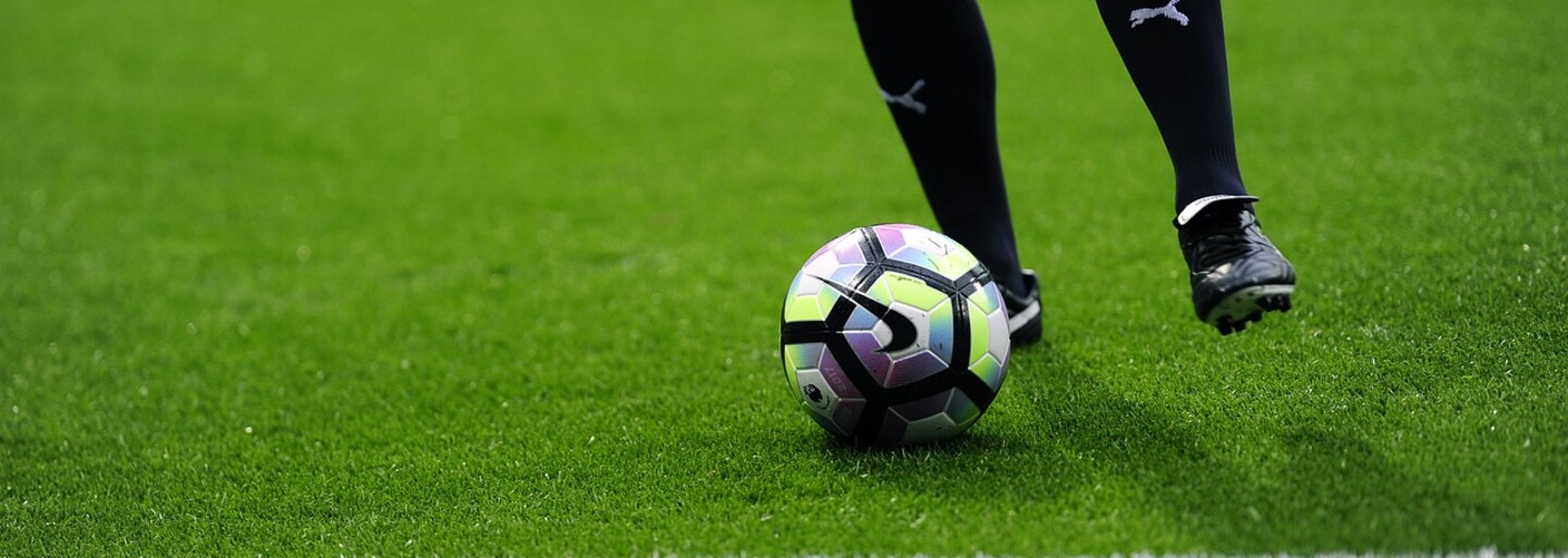 Cristiano Ronaldo nedostal červenou za faul, ale kvůli promyšlené pomstě od UEFA. Konspirační teorie rozesmává internet