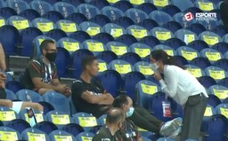 Cristiano Ronaldo nemal rúško, táto pani ho bez okolkov upozornila. Nemal na výber a musel si ho nasadiť