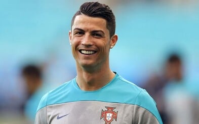 Cristiano Ronaldo přispěl na pomoc Nepálu částkou 7 milionů euro. Žádá fanoušky, aby také pomohli Cristiano Ronaldo přispěl na pomoc Nepálu částkou 7 milionů euro. Žádá fanoušky, aby také pomohli