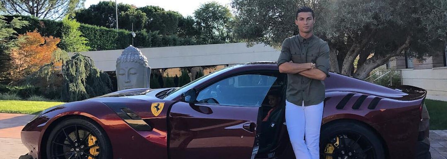 Cristiano Ronaldo si zkracuje čekání na nové Bugatti specifickým Ferrari v ještě specifičtější konfiguraci
