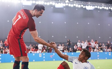 Cristiano Ronaldo si v najnovšej prepracovanej reklame pre Nike vymenil telo s mladým chlapcom. Ako to dopadlo? Cristiano Ronaldo si v najnovšej prepracovanej reklame pre Nike vymenil telo s mladým chlapcom. Ako to dopadlo?