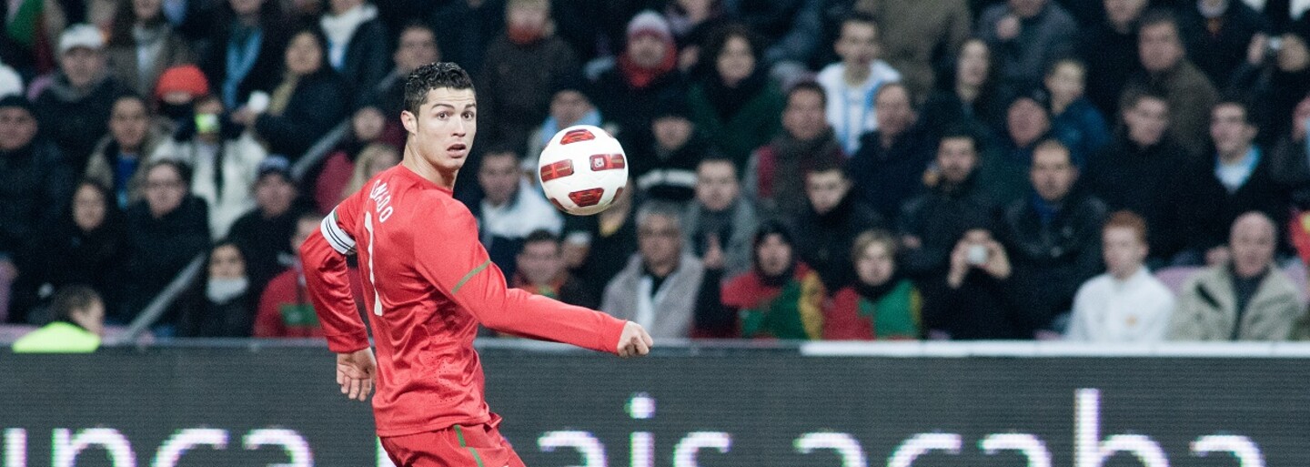Cristiano Ronaldo zapózoval pro reklamu na Nike. Fanoušek si ale všiml, že ve skutečnosti má na sobě mikinu adidas
