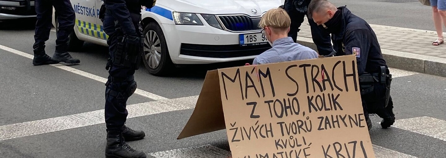 Čtrnáct aktivistů zablokovalo dopravu v šesti městech po celé republice. Upozorňovali na klimatickou krizi