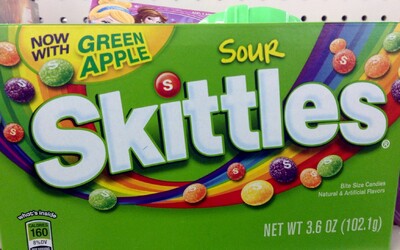 Cukríky Skittles v USA vraj obsahujú nebezpečný toxín. Výrobca pred rokmi sľúbil, že ho prestane používať