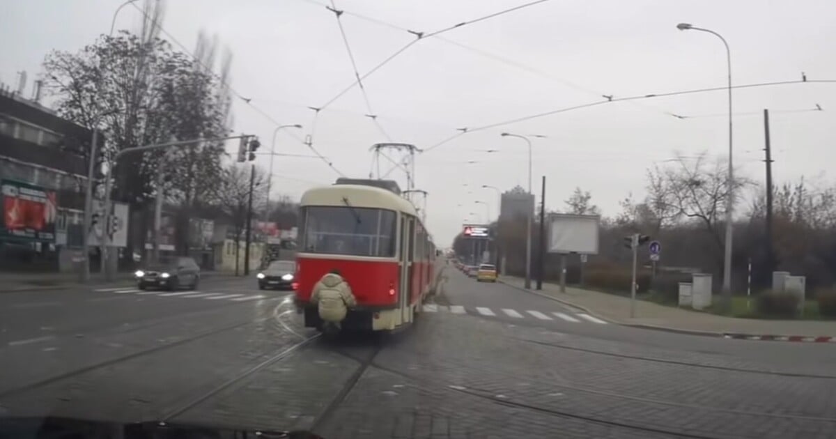 VIDEO: Nebezpečná jízda v Praze. Muž jel na spřáhle tramvaje přímo před policejním autem
