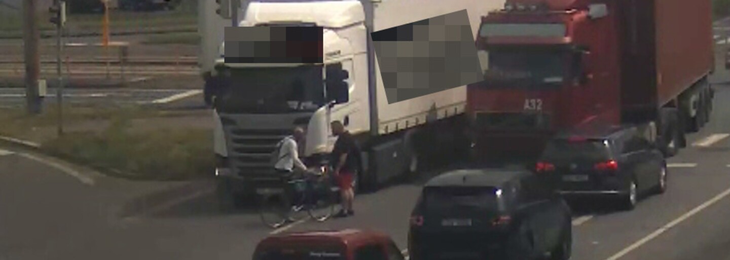 Cyklista vybrzdil kamion na frekventované silnici v Ostravě, sám pak zavolal policii