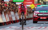 Cyklisti na španielskej Vuelte sa sťažujú na príliš časté testovanie na koronavírus. Z pretekov už vypadlo 23 pretekárov