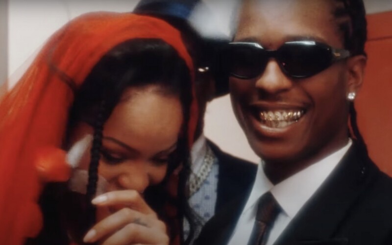 ASAP Rocky a Rihanna sa v novom videoklipe zasnúbili. Skladba D.M.B. je ódou na ich lásku z geta.