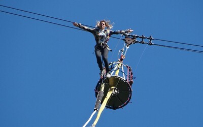 VIDEO: Tragická smrť pri bungee jumpingu. Dievča skočilo, ale nebolo pripútané.
