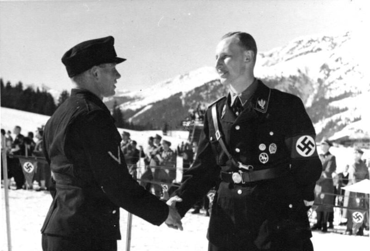 Reinhard Heydrich v rakúskom meste Kitzbühel na majstrovstvách Nemecka v alpskom lyžovaní (1939).