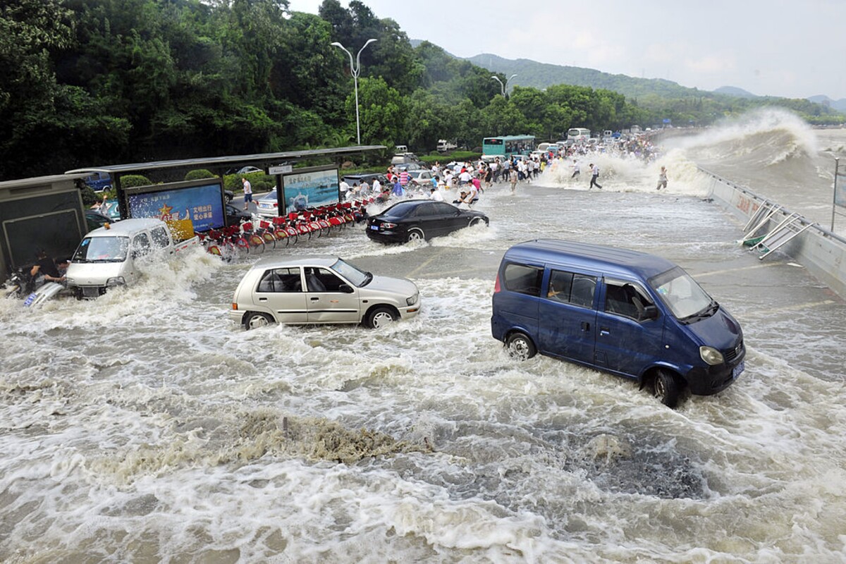 31. srpna 2011. Na snímku rozbouřená řeka Čchien-tchang v Číně během tajfunu Nanmadol. Desítky lidí byly zraněny.
