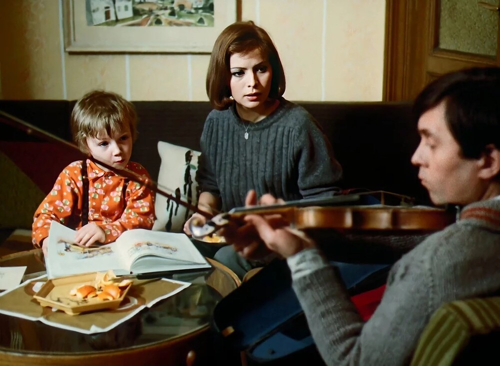 Jedna z nejvýznamnějších rolí Josefa Abrháma: Vrána z filmu Vrchní, prchni! Na snímku je Abrhám se svou ženou Libuší Šafránkovou. Rok 1980.