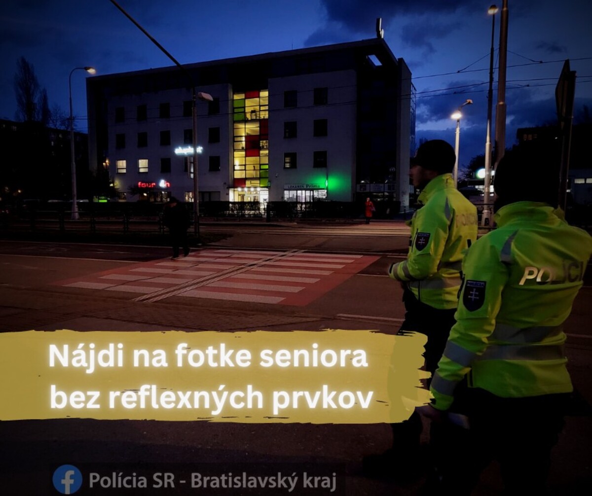 Senior počas večernej prechádzky.